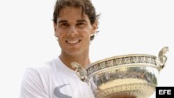 El tenista español Rafael Nadal posa delante de la Torre Eiffel con la Copa de los Mosqueteros en París