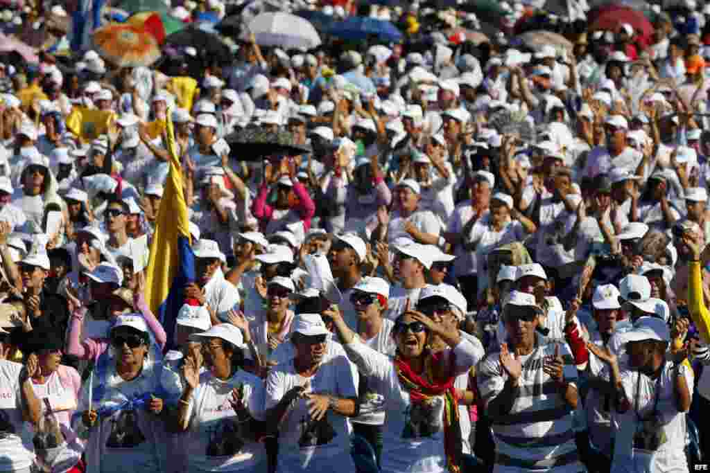 Santiagueros asisten a la misa del papa Benedicto XVI en la Plaza de la Revoluci&oacute;n Antonio Maceo.