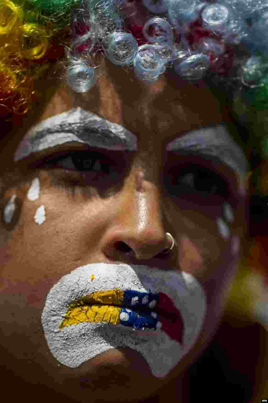 Un grupo de personas protesta contra el Gobierno de Nicolás Maduro hoy, martes 4 de marzo de 2014, en Caracas