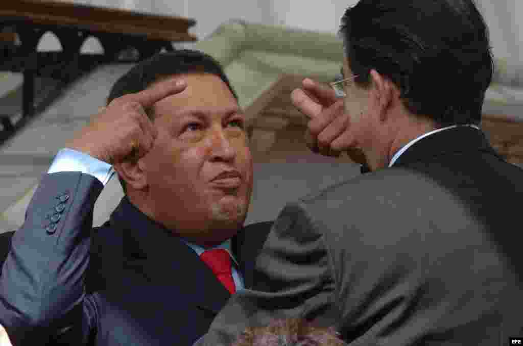 El presidente de Venezuela, Hugo Chávez (i), conversa con su homólogo hondureño, Manuel Zelaya (d), el 25 de noviembre de 2008. 