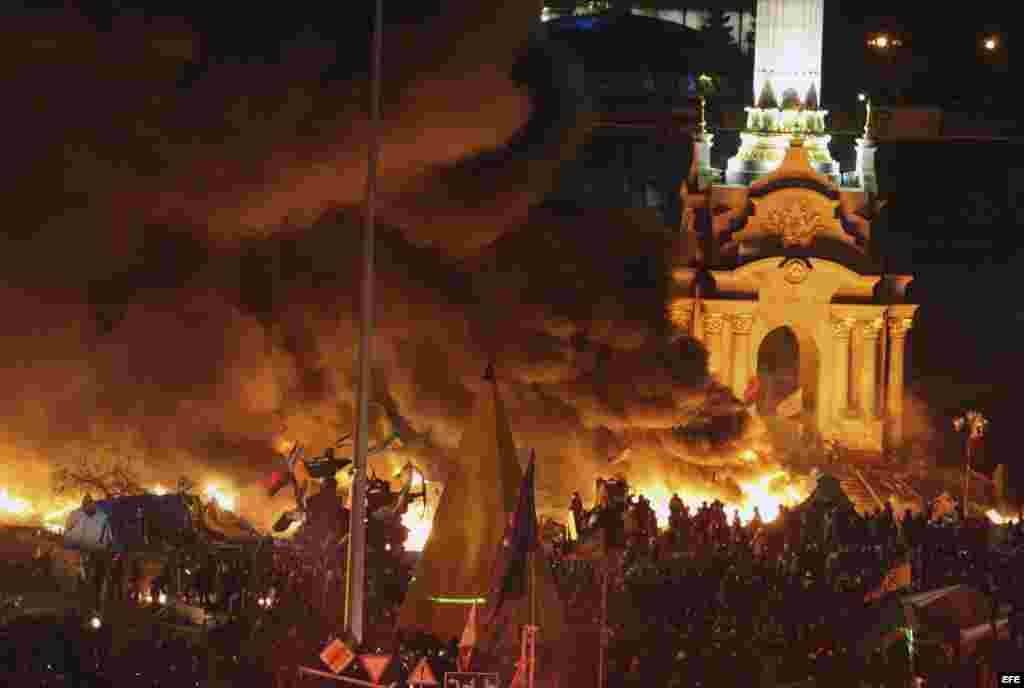 Vista del humo que proviene de la quema de neumáticos en la Plaza de la Independencia donde continúan las protestas en Kiev (Ucrania) hoy, martes 18 de febrero de 2014.&nbsp; 