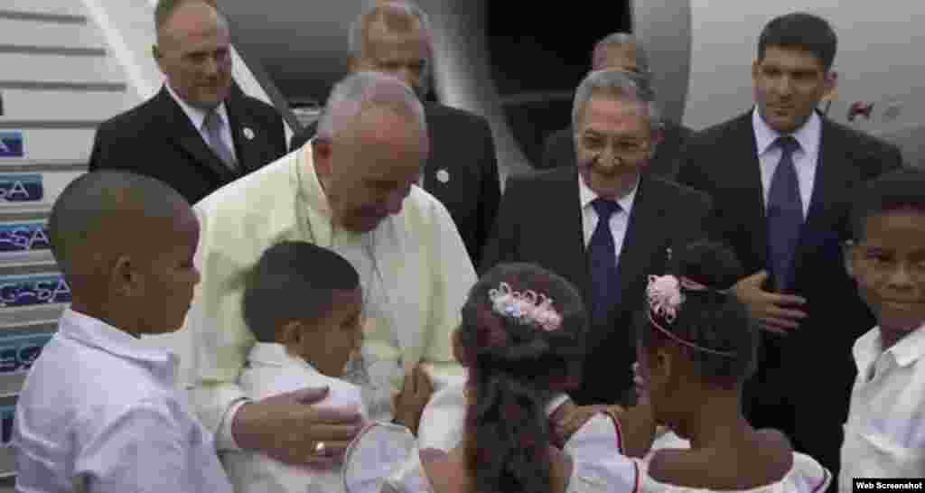 Francisco saluda a unos niños a su llegada a Cuba.