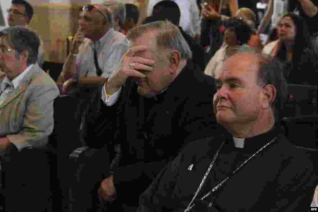 Un grupo de peregrinos católicos de Miami, encabezados por el Arzobispo de Miami, Thomas Wenski, visita el lunes 26 de marzo de 2012, el santuario de la Virgen de la Caridad en el poblado del Cobre, en Santiago de Cuba