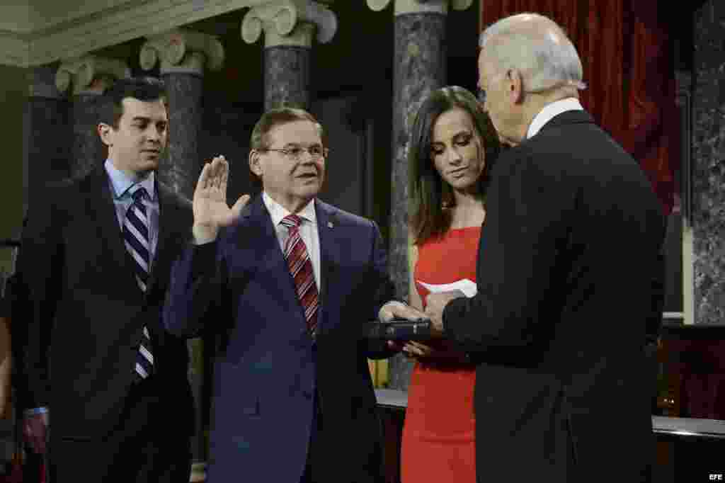 El senador demócrata por New Jersey, Robert Menendez (2i), toma juramento junto a sus hijos children Rob (i) y Alicia, y el vicepresidente de EEUU, Joe Biden (d), en la inauguración de la 113 sesión del Congreso. 