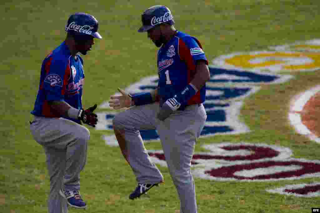 Emilio Bonifacio (d), de Tigres del Licey de República Dominicana, celebra una carrera hoy, lunes 3 de febrero de 2014, durante un partido contra Villa Clara de Cuba en el tercer día de la Serie del Caribe 2014, en el Estadio Nueva Esparta, en Margarita (Venezuela)