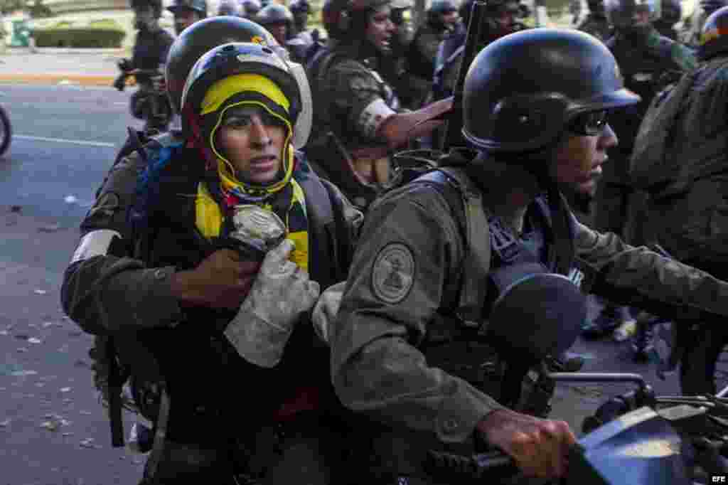 Miembros de la Guardia Nacional Bolivariana detienen a manifestantes