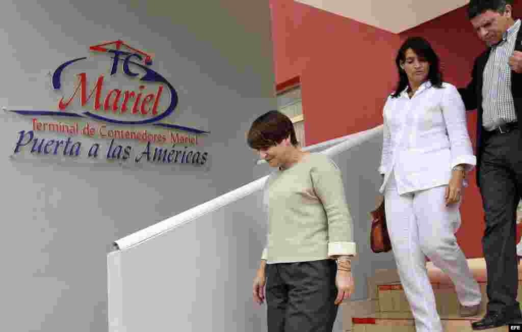 Lilianna Ploumen (i), visita la Terminal de Contenedores del Puerto de Mariel, en Artemisa (Cuba)