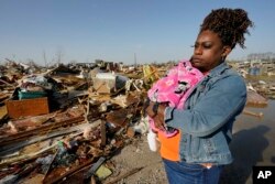 Wonder Bolden carga a su nieta Journey Bolden en Rolling Fork, Miss.