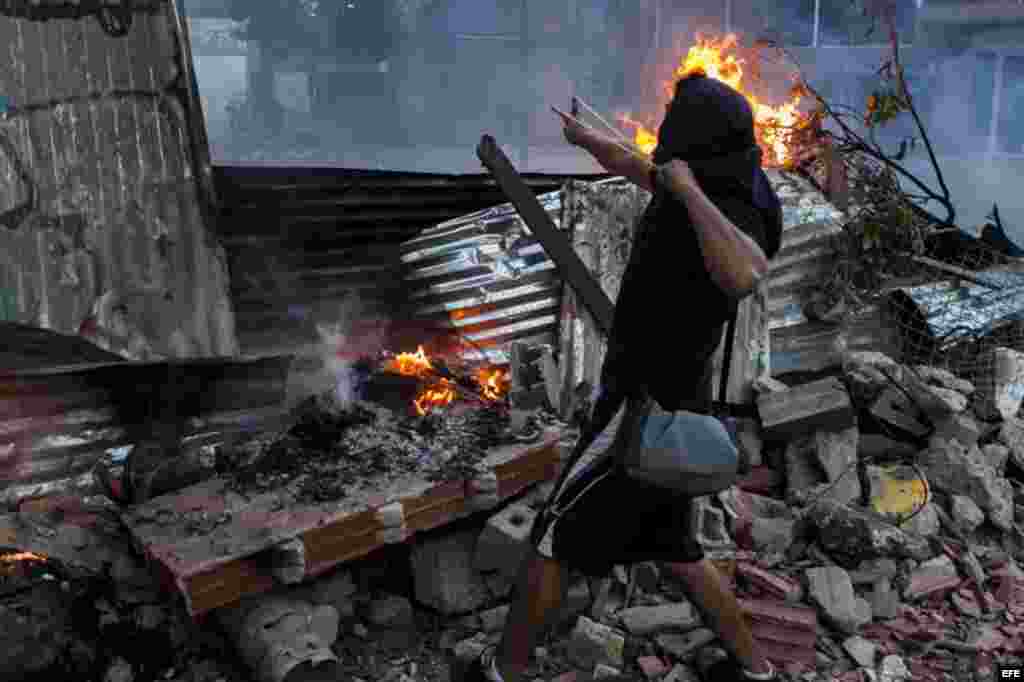 Manifestantes se enfrentan a miembros de la Policía Nacional Bolivariana