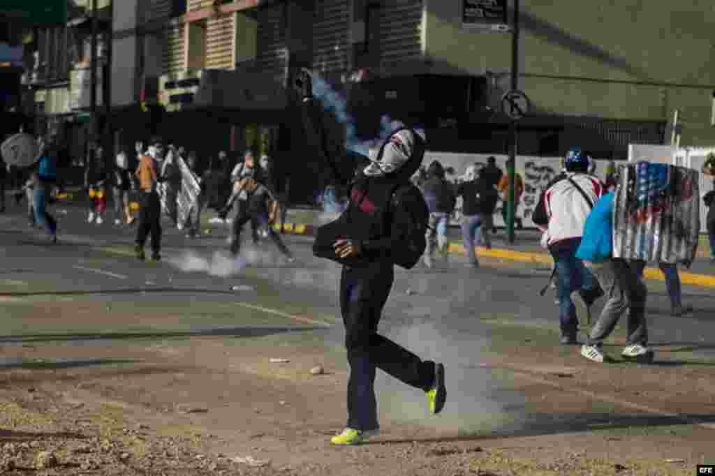 Manifestantes participan en una protesta contra el Gobierno de Nicolás Maduro